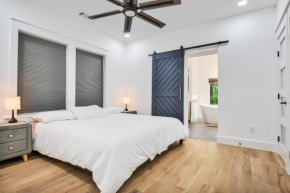 Elegant City Getaway with king beds and luxe bath!